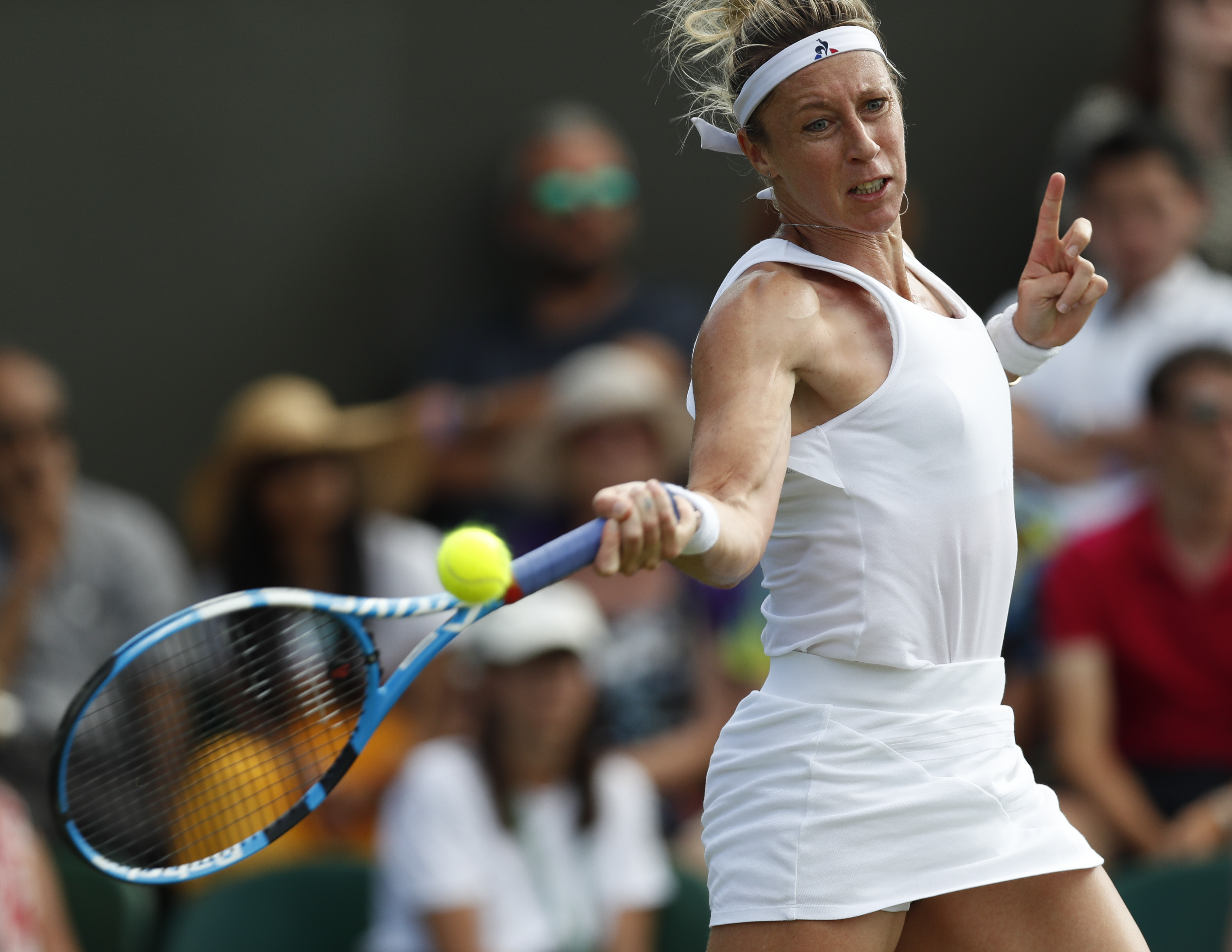 九游官网登录-重返赛场引发热议！，莎拉波娃在加拿大队比赛中最后时刻胜出赛场气氛高涨(莎拉波娃比赛)